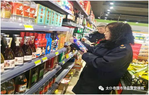 太旗市場(chǎng)監(jiān)督管理局開展酒類市場(chǎng)專項(xiàng) 整治行動(dòng)
